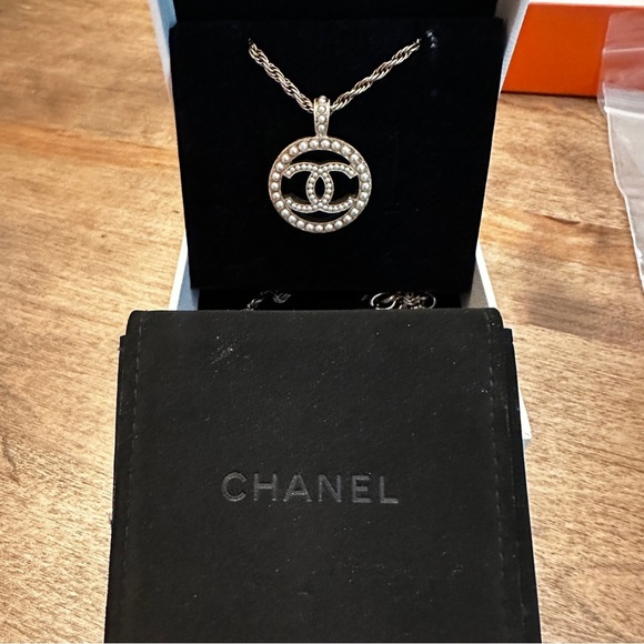 ❌SOLD❌Chanel
2023 Faux Pearl CC Pendant Necklace - Picture 9 of 13